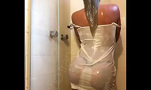 Narizinho trans dançando toda molhada no chuveiro