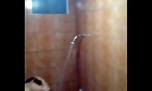 peruana en la ducha antes del cache.