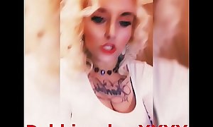 Debbiecakesxxxx singing on Snapchat
