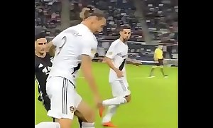 Ibrahimovic fodendo com Jogador da MLZ e dando olhadinha  18
