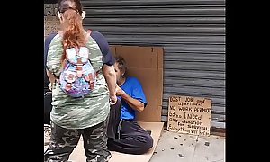 Ayudando a un homeless