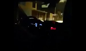 Morocha caliente se masturba en taxi parte 1