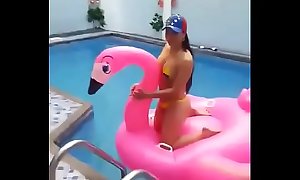 Venezolanas en la piscina