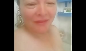 Colombiana bañándose