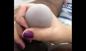 Esposa me punhetando com egg