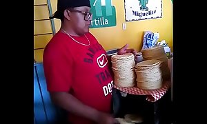Alan cogiendo tortillas