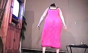 Kelly dances in a hotel room