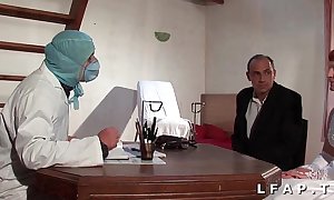 Chilling vieille mariee se fait defoncee le cul chez le gyneco en trio avec le mari