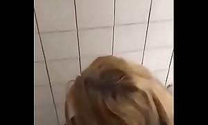 Mujeres Cachadas en el baño