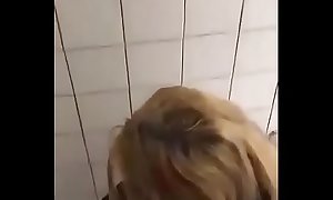 2 meisjes in de wc spy