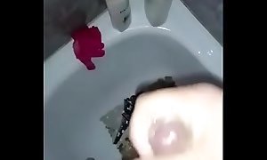 en el baño me toco el pene
