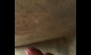 Muchacho se masturba en el baño de su casa