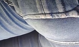 Buen culo en la calle en jeans