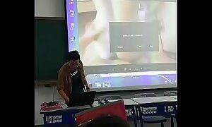 Guy plays the fucking video unexpectedly in seminor