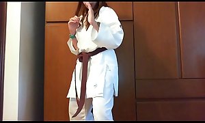 Raccolta video estremamente fetish di karate, pugni e calci per questa mamma sudata che vuole imparare 1 arte marziale